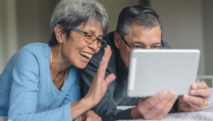 Großeltern-Video-Chats auf einem digitalen Tablet-Computer