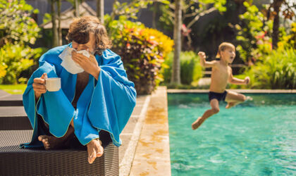 kranker mann am swimming pool