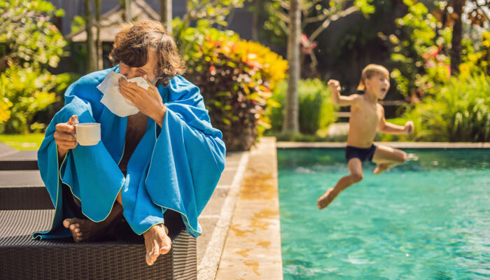 kranker mann am swimming pool