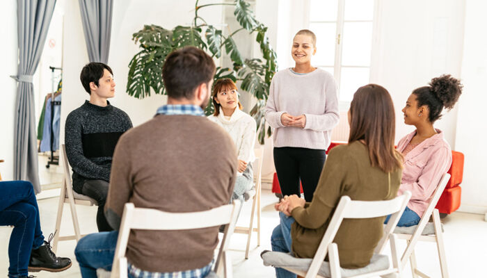 Expertin für psychische Gesundheit spricht in einer Gruppensitzung