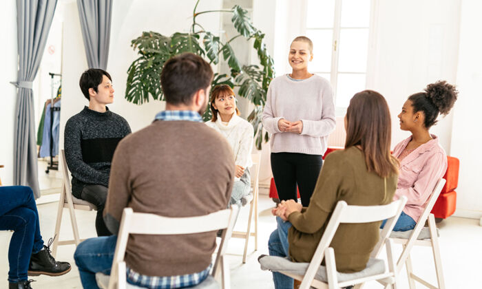 Expertin für psychische Gesundheit spricht in einer Gruppensitzung