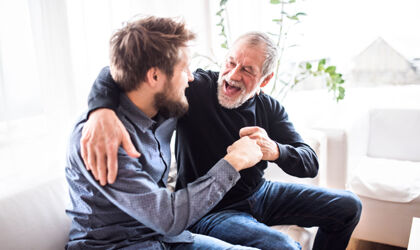 Sohn mit seinem älteren Vater zu Hause