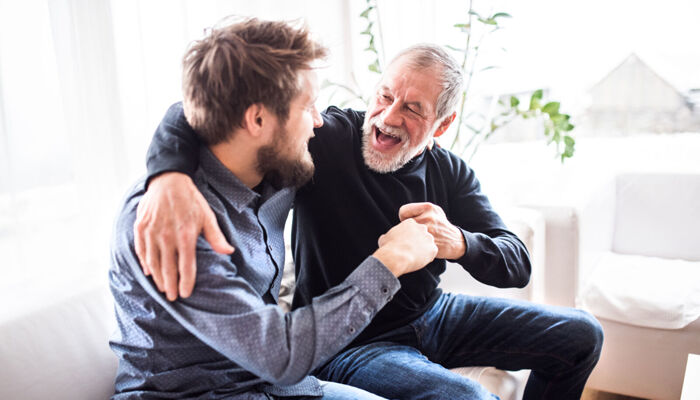 Sohn mit seinem älteren Vater zu Hause