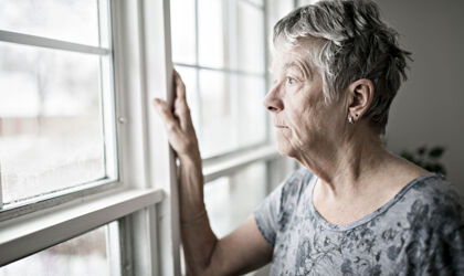 Eine traurige und einsame 70 Jahre alte Seniorin mit Demenz