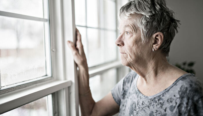 Eine traurige und einsame 70 Jahre alte Seniorin mit Demenz