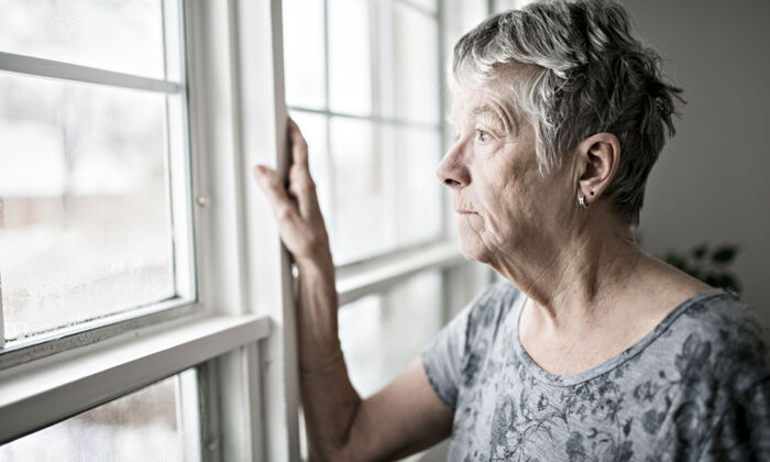 Eine traurige und einsame 70 Jahre alte Seniorin mit Demenz