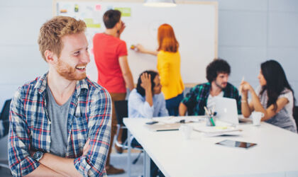 Kreative Menschen arbeiten zusammen