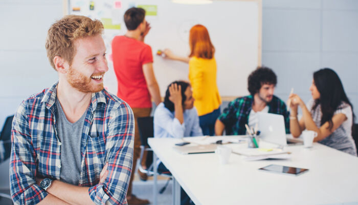 Kreative Menschen arbeiten zusammen
