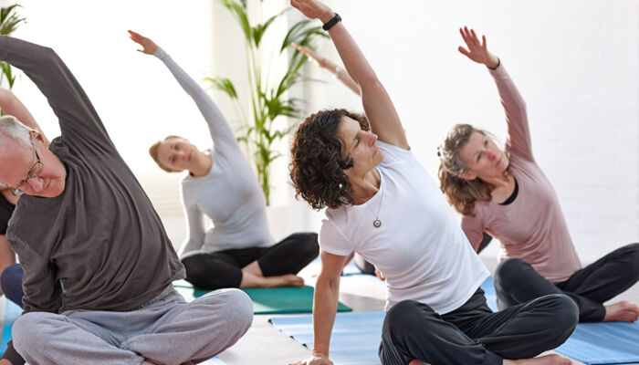 Menschen beim Yoga im Fitness-Club