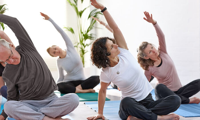Menschen beim Yoga im Fitness-Club