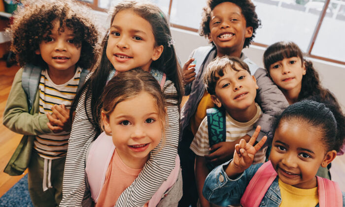 Kinder, die zusammen ein Gruppenfoto machen