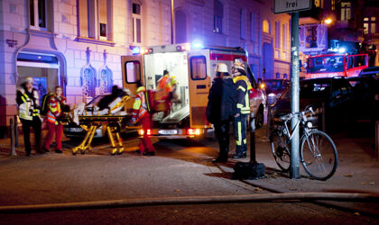 Feuerwehrleute und Sanitäter am Einsatzort.