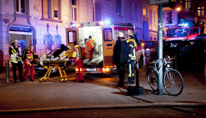 Feuerwehrleute und Sanitäter am Einsatzort.