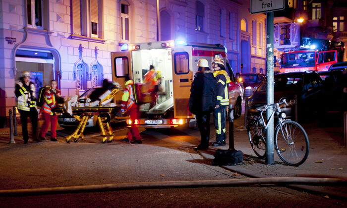Feuerwehrleute und Sanitäter am Einsatzort.