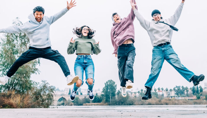 Freunde, die freudig hüpfen und Kameradschaft feiern
