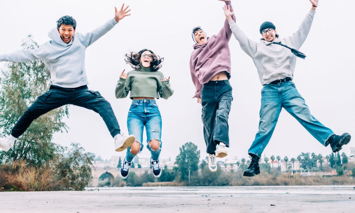 Freunde, die freudig hüpfen und Kameradschaft feiern