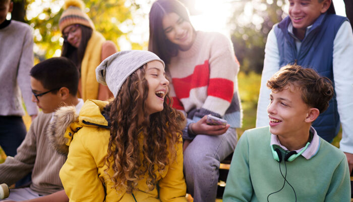 Freunde sitzen auf der Bank im Freien