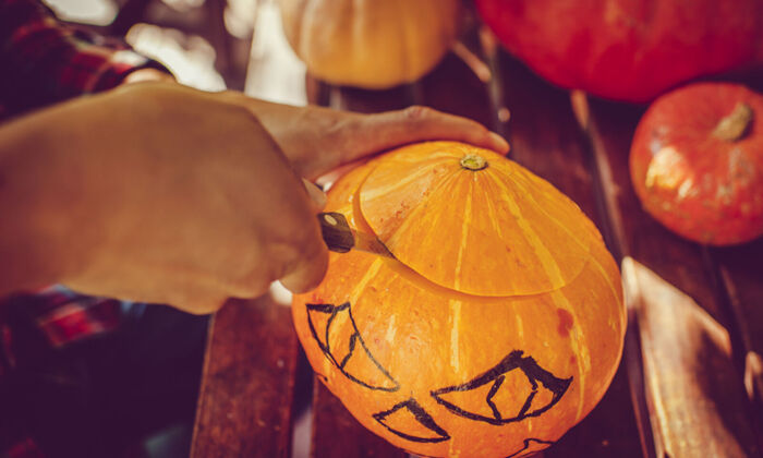 Gesicht auf einen Kürbis zu Halloween schnitzen