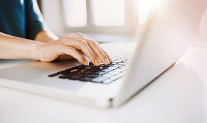 Nahansicht von weiblicher Hand auf Laptoptastatur