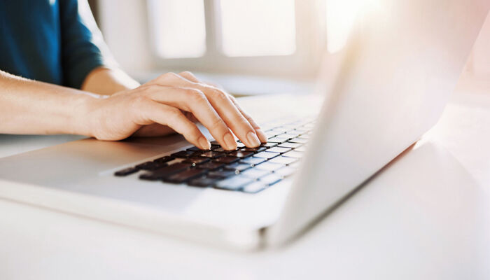Nahansicht von weiblicher Hand auf Laptoptastatur