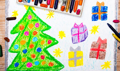 Weihnachtliche Kinderzeichnung mit Wachsmalstiften: ein Tannenbaum, gelbe Sterne und vier bunte Geschenke