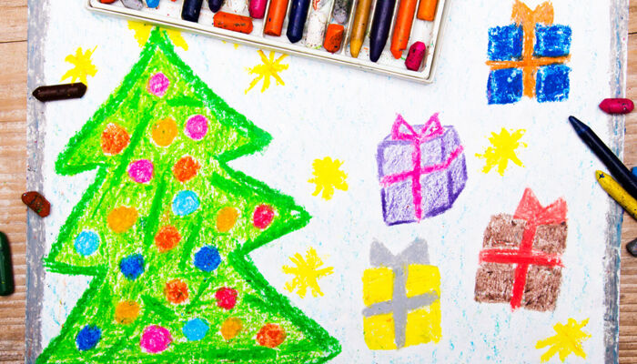 Weihnachtliche Kinderzeichnung mit Wachsmalstiften: ein Tannenbaum, gelbe Sterne und vier bunte Geschenke