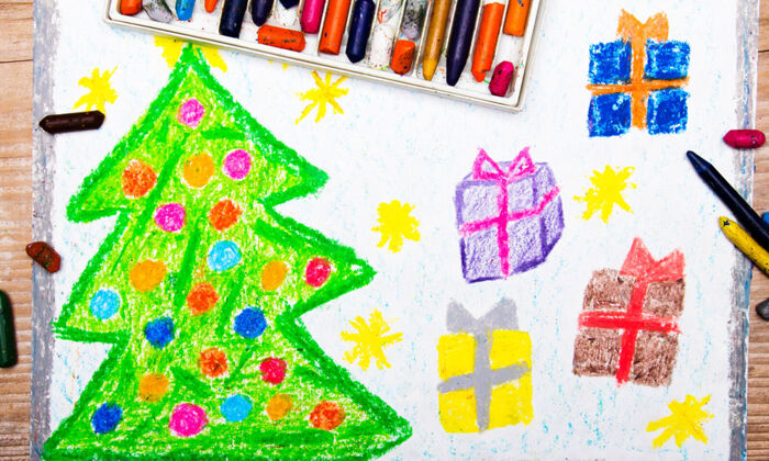 Weihnachtliche Kinderzeichnung mit Wachsmalstiften: ein Tannenbaum, gelbe Sterne und vier bunte Geschenke