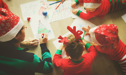 Frau und Kinder beim Weihnachtsbasteln