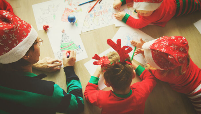 Frau und Kinder beim Weihnachtsbasteln