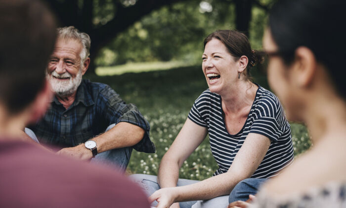 Fröhliche Frau mit Freunden im Park
