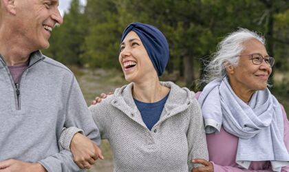 Kranke Frau und Eltern beim Spaziergang im Wald