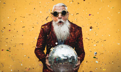 Alter Mann im Disco-Outfit