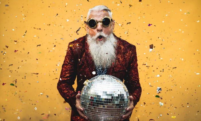 Alter Mann im Disco-Outfit