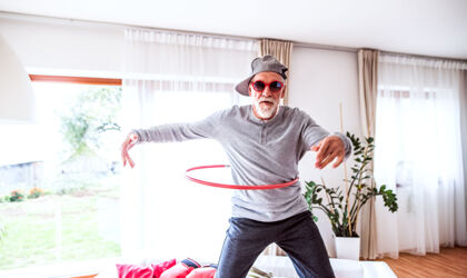 Junggebliebener älterer Mann mit Hula Hoop Reifen