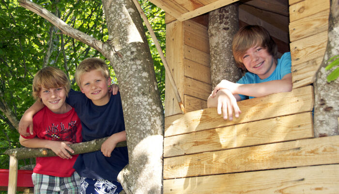 Gruppe von Jungen im Baumhaus