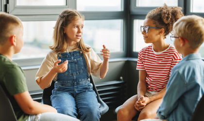 junge Schüler diskutieren ein gemeinsames Projekt in der Schule