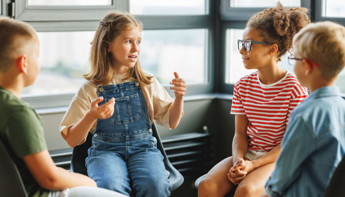 junge Schüler diskutieren ein gemeinsames Projekt in der Schule