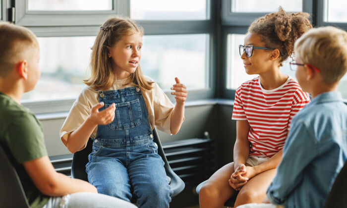junge Schüler diskutieren ein gemeinsames Projekt in der Schule