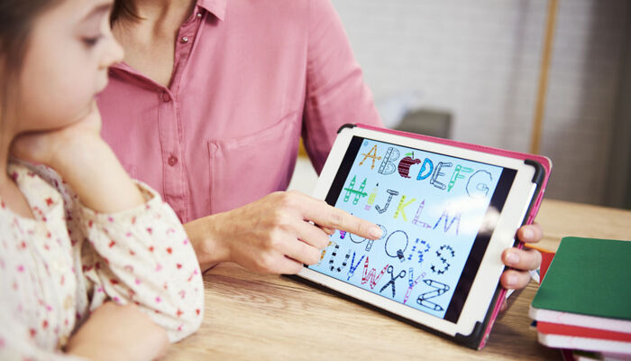 Kind lernt das Alphabet auf dem Tabletcomputer