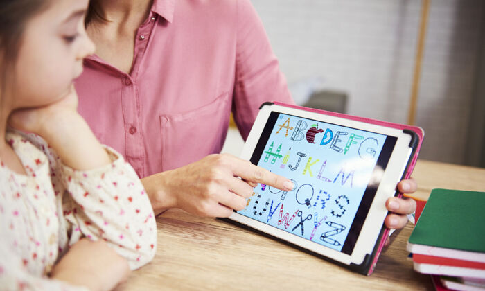 Kind lernt das Alphabet auf dem Tabletcomputer