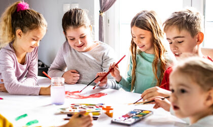 Eine Gruppe von Kindern, die gemeinsam zeichnen