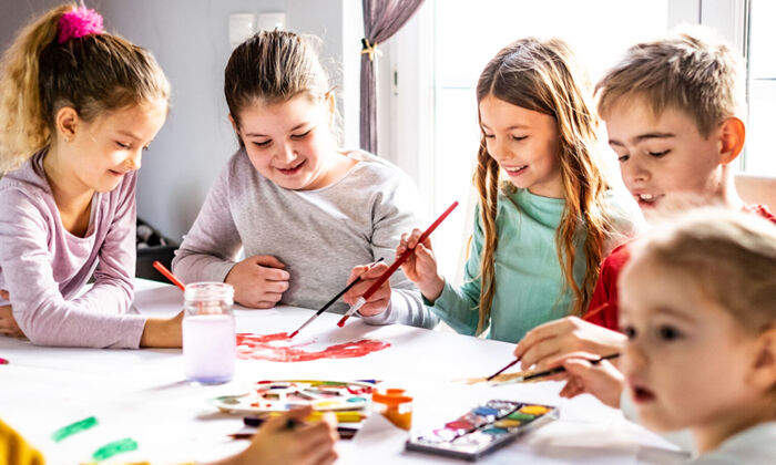 Eine Gruppe von Kindern, die gemeinsam zeichnen