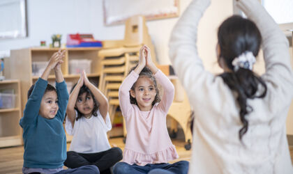 Kinder machen Yoga im Kindergarten
