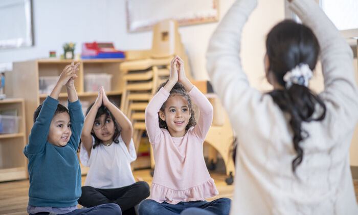 Kinder machen Yoga im Kindergarten