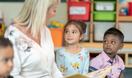 Eine Lehrerin liest Vorschulkindern vor