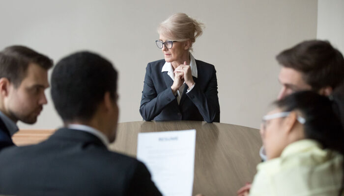 Frau in Vorstellungsgespräch im Büro in der Vorstandsetage 