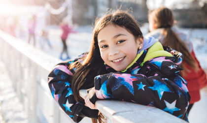   Mädchen hat Spaß beim Eislaufen 