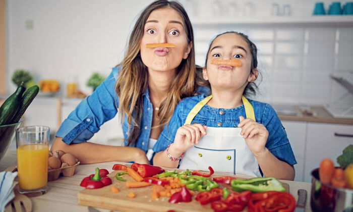 Porträt von Mutter und ihre Tochter machen lustige Gesichter in der Küche